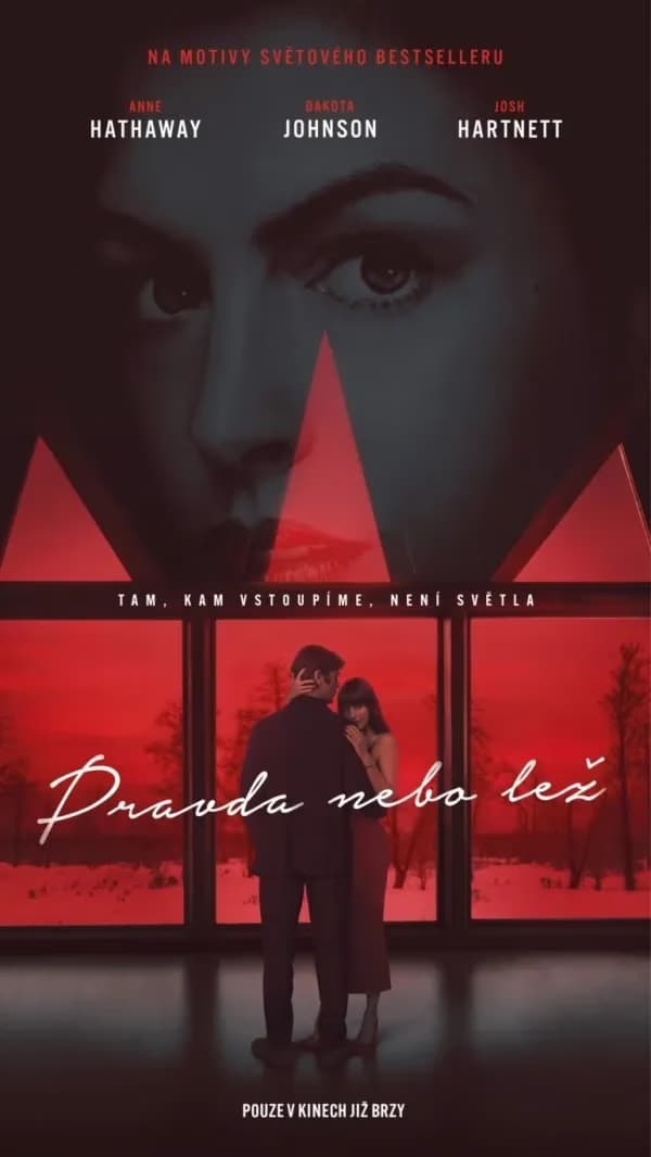Filmový plakát zobrazující pár u červeného okna s velkým ženským obličejem v horní části.