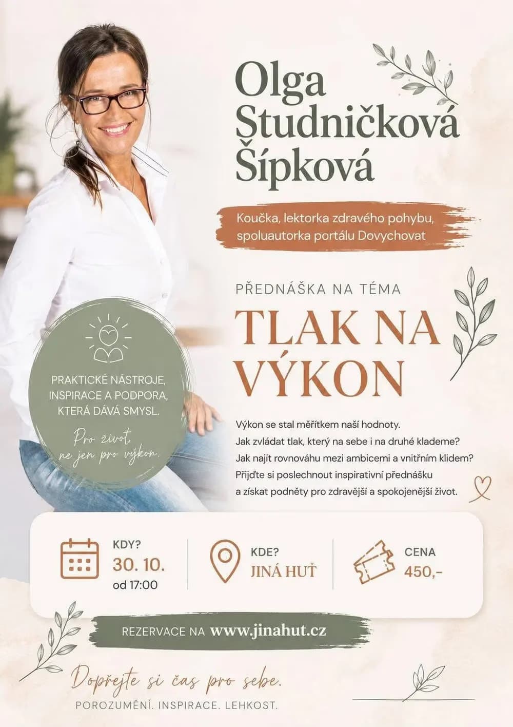 Uśmiechnięta kobieta w okularach zaprasza na wykład zatytułowany Tlak na výkon.