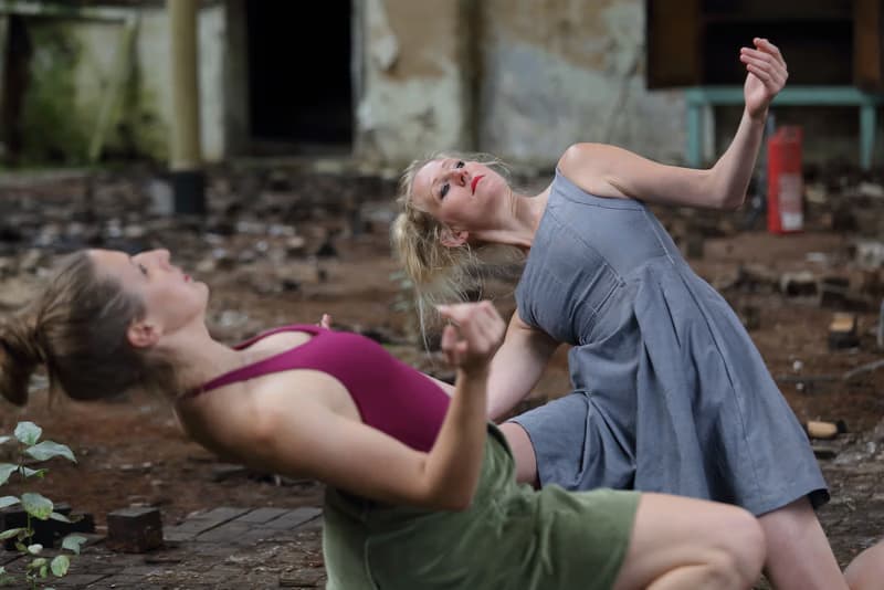 IN BETWEEN: česko-německé setkání tance, výtvarného umění a prostoru