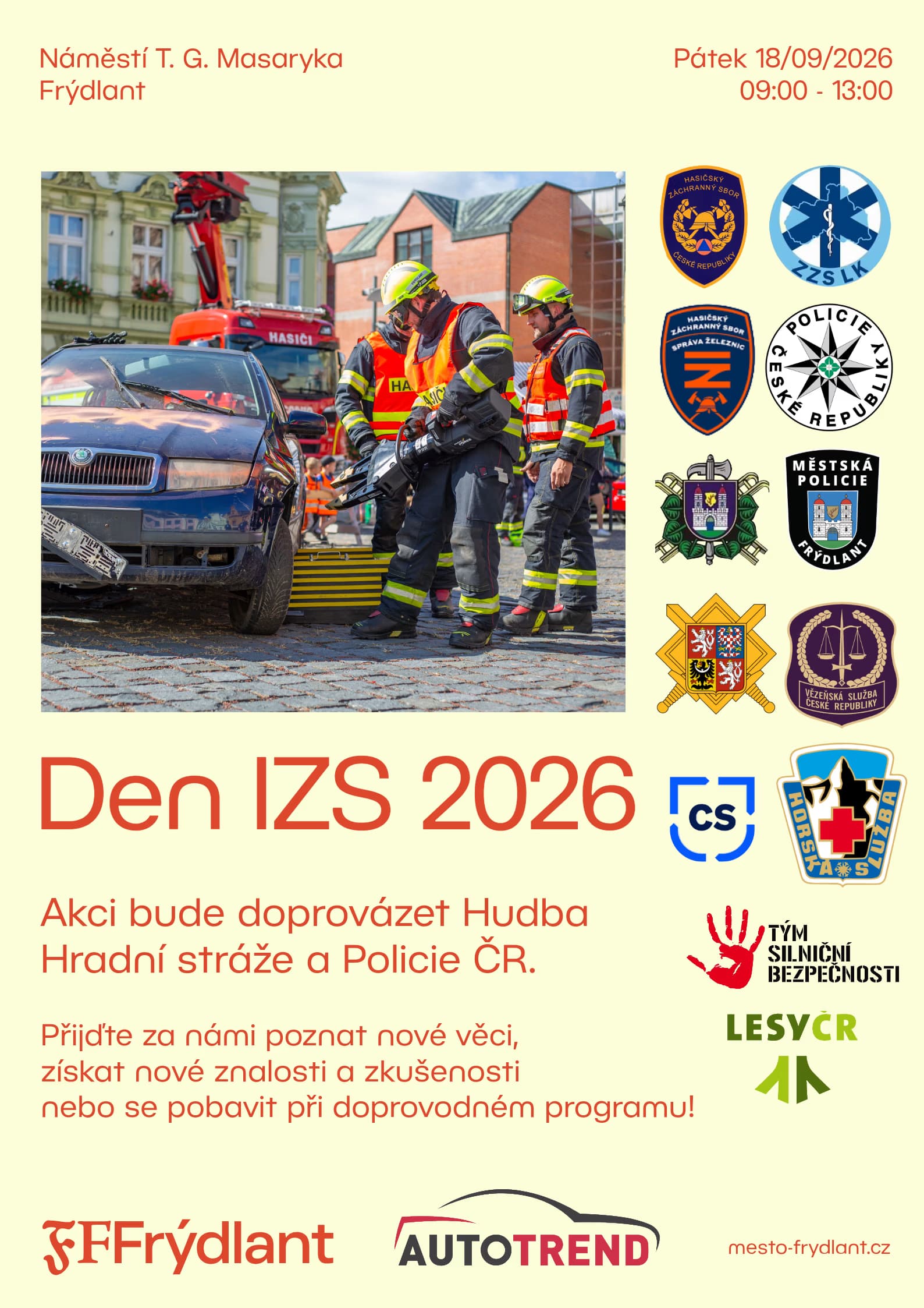 Hasiči v uniformách zasahují u havarovaného vozu během ukázky techniky integrovaného záchranného systému.