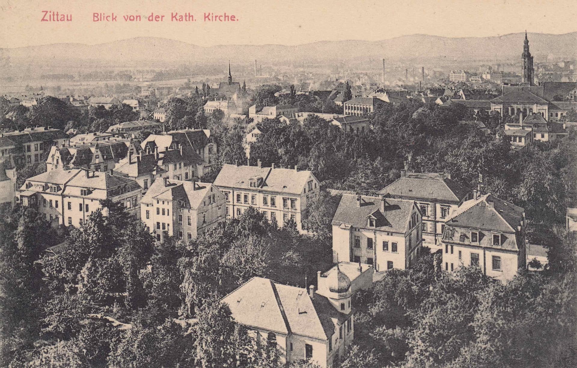 Historyczna pocztówka w odcieniach sepii ukazuje panoramę miasta Żytawa z wieżami kościelnymi.