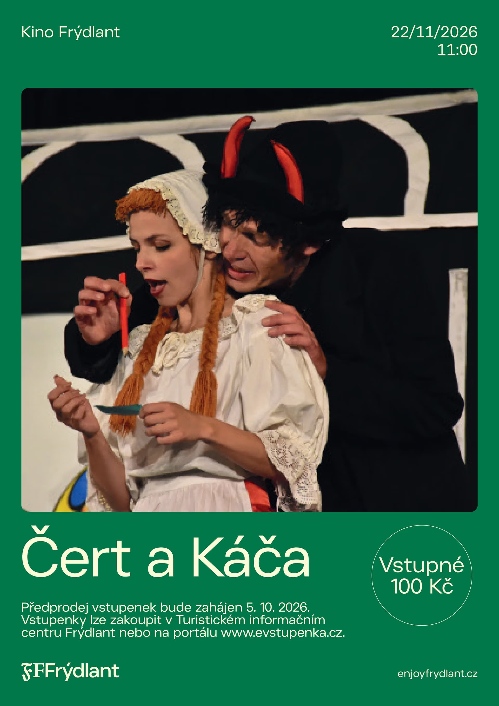 Aktorzy przebrani za tradycyjną czeską dziewczynę i diabła występują na scenie teatralnej.