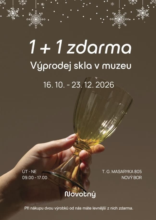 Dłoń trzyma szklany kielich na brązowym tle z tekstem reklamującym wyprzedaż szkła w muzeum.