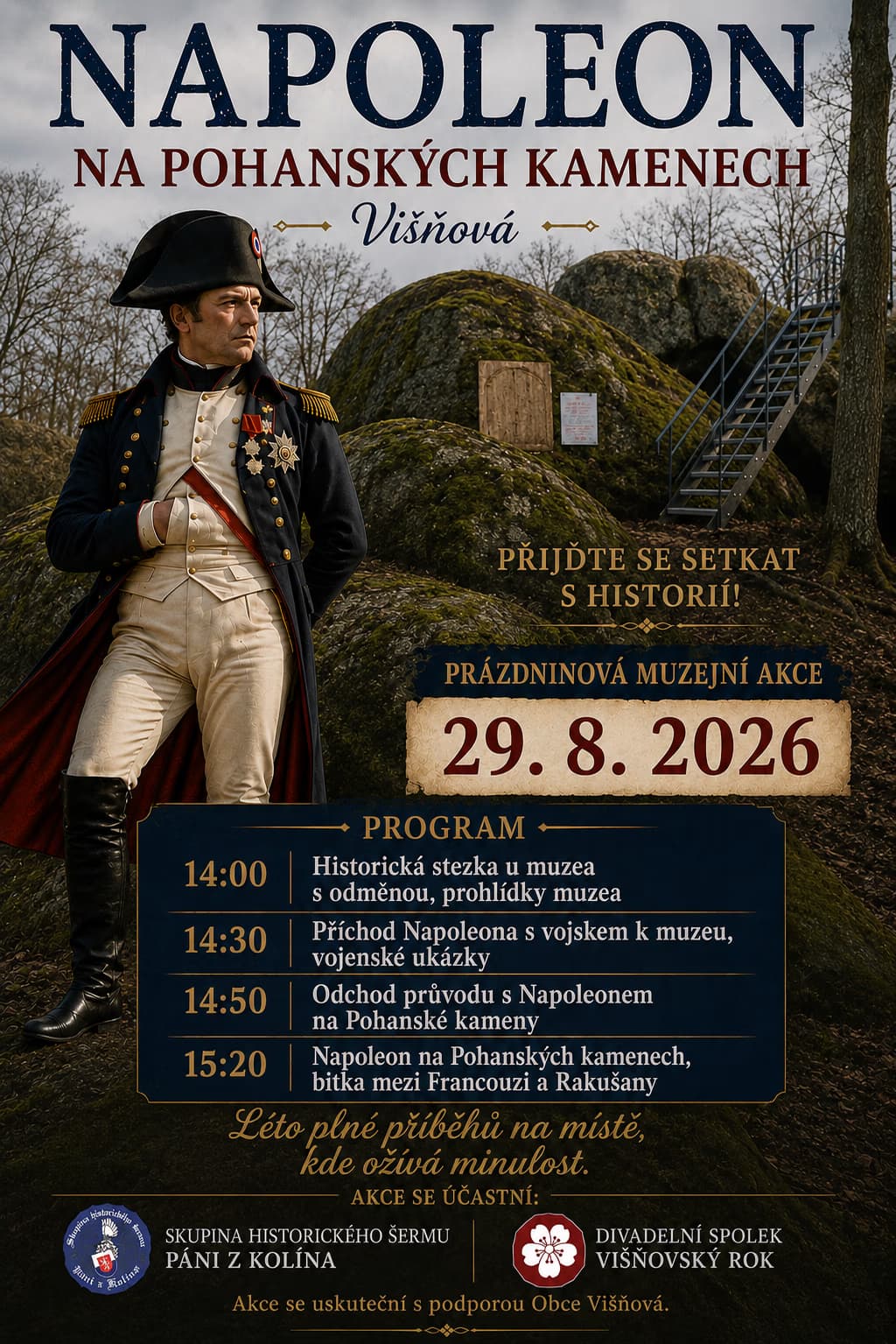 Muž v historickém napoleonském vojenském kostýmu stojí před velkými balvany v lesním prostředí.