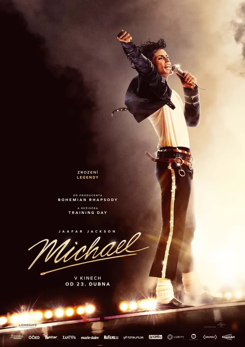 Jaafar Jackson tritt im Filmplakat als Michael Jackson auf einer Bühne mit Scheinwerfern auf.