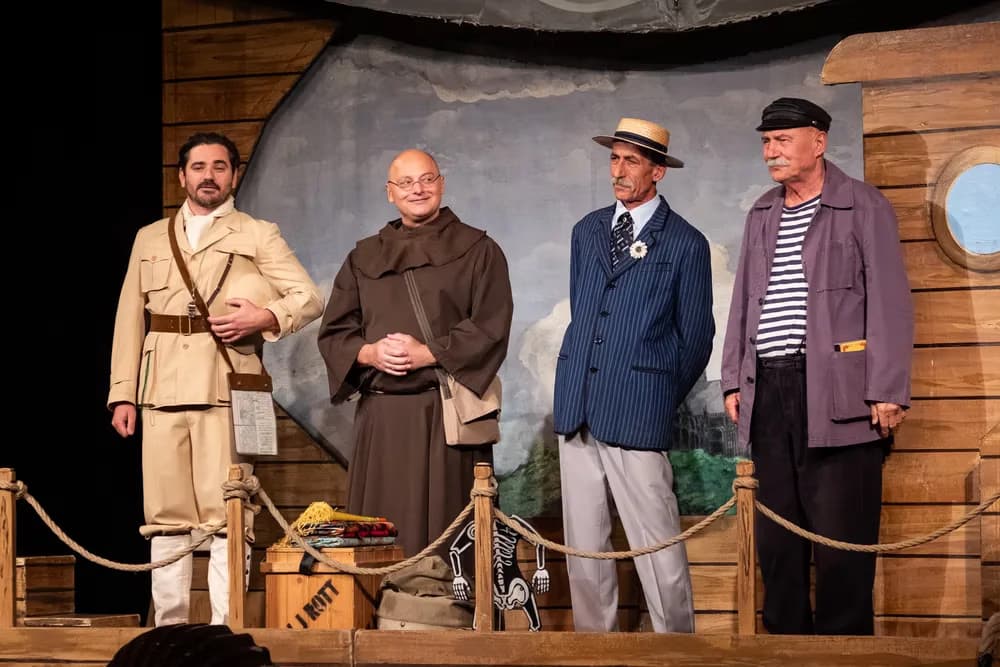 Vier Schauspieler in historischen Kostümen stehen auf einer hölzernen Bühne.