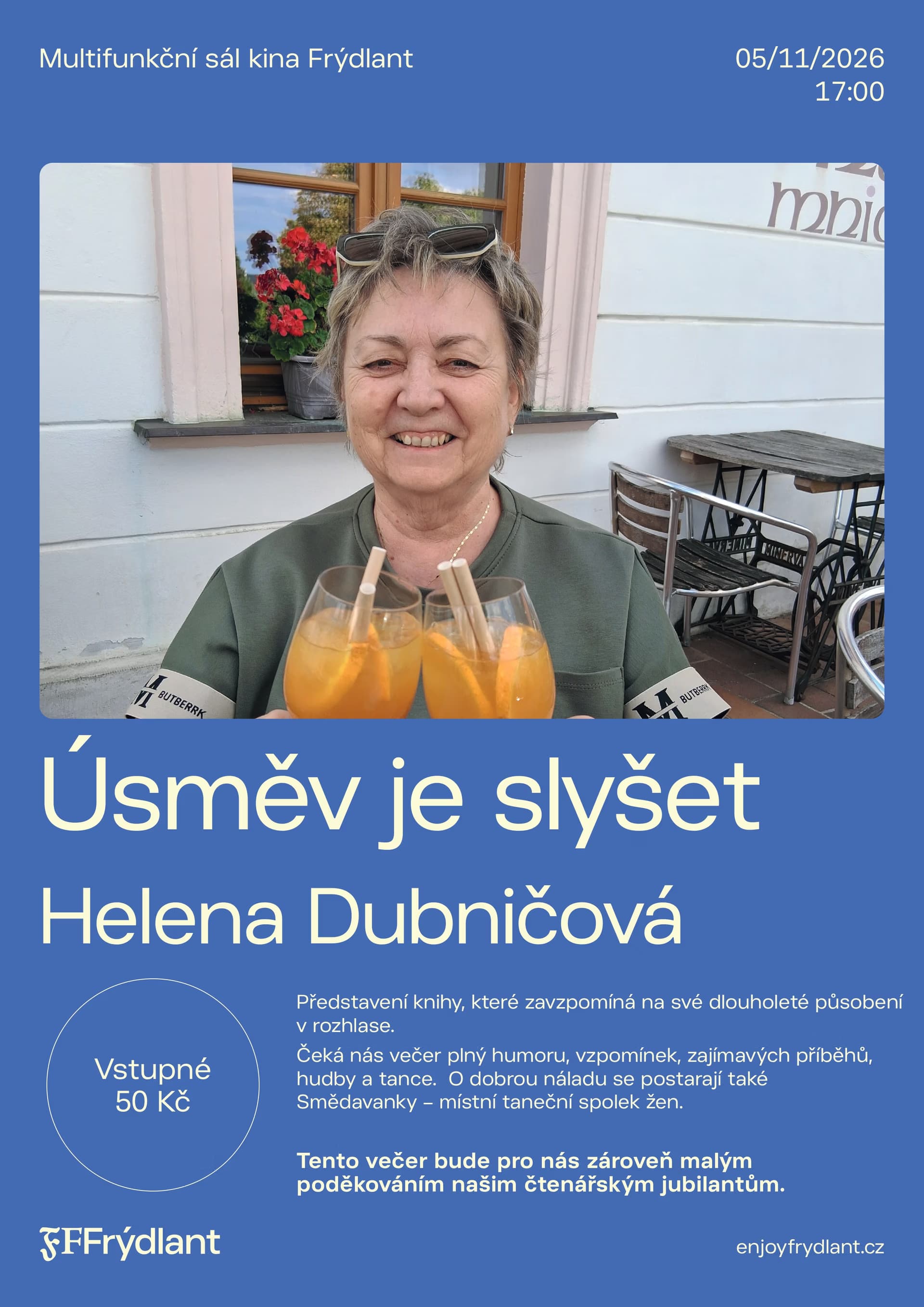 Uśmiechnięta kobieta trzyma dwa koktajle, poniżej znajduje się niebieski plakat z informacjami o wydarzeniu.