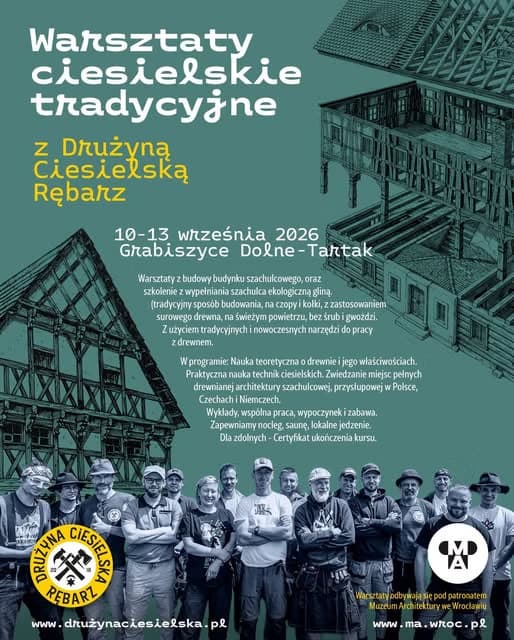 Grupa ludzi pozuje przed ilustracją starego drewnianego budynku na ogłoszeniu o warsztatach ciesielskich.