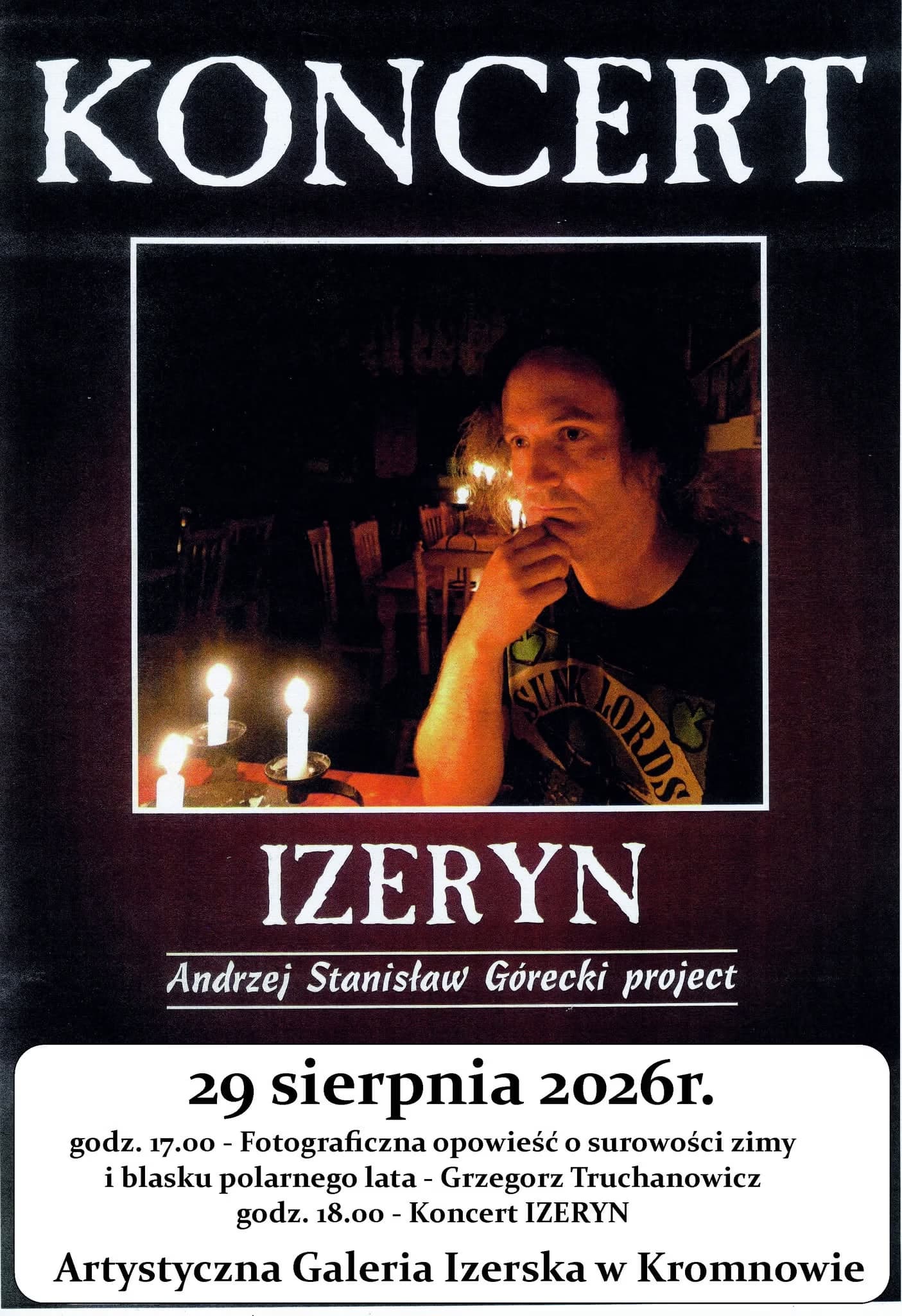 Temný plakát na akci s mužem osvětleným svíčkami a textem o koncertu v Kromnowě.