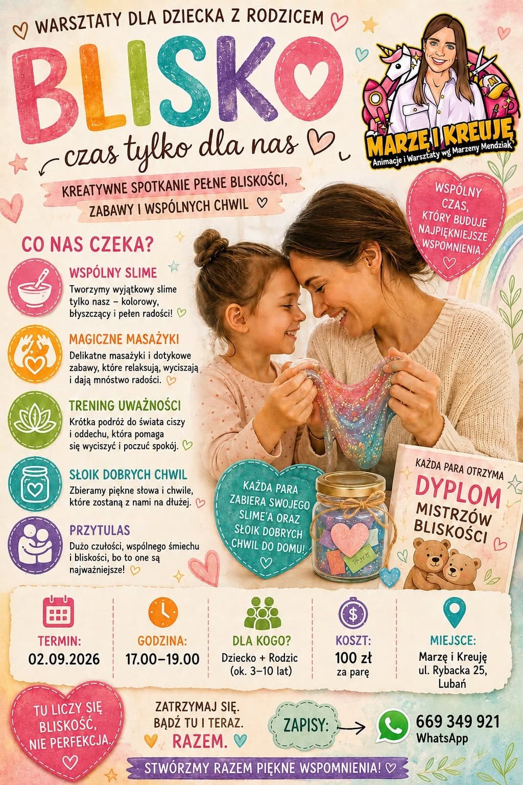 Žena s dítětem drží barevný sliz, pozvánka na kreativní dílny pro rodiče s dětmi.