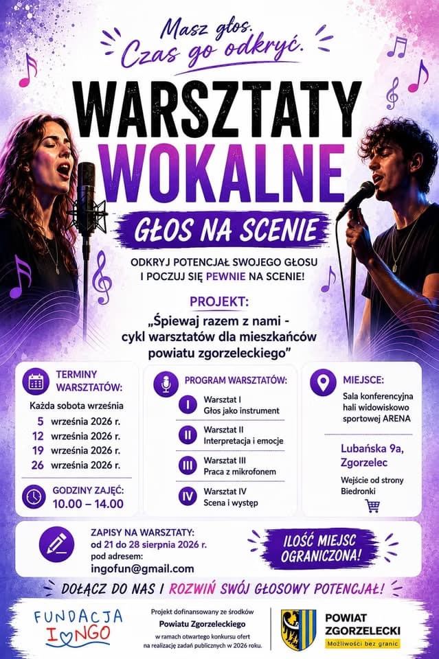 Plakát na hlasové workshopy ve Zgorzelci se zpěváky a podrobnostmi o akci na fialovém pozadí.