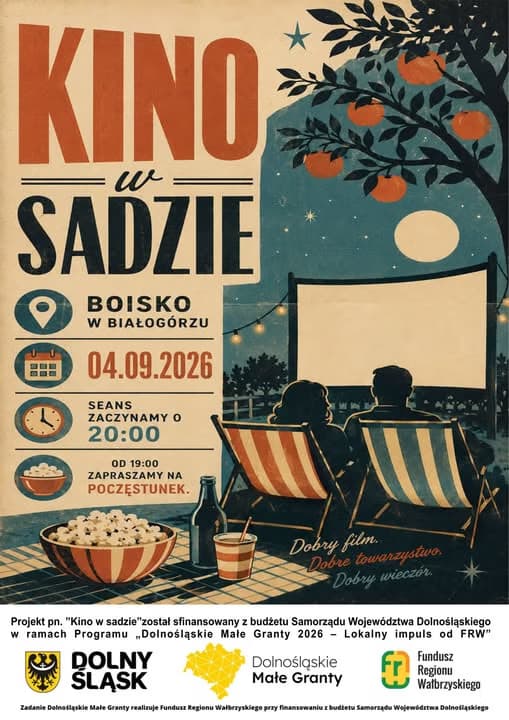 Retro ilustracja przedstawia ludzi oglądających kino plenerowe w sadzie w świetle księżyca.
