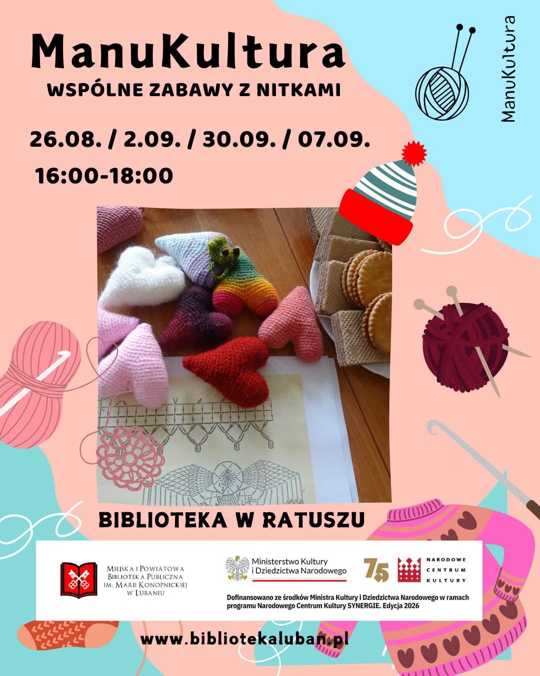 Plakat zapraszający na warsztaty dziewiarskie ManuKultura w Bibliotece w Ratuszu z włóczkami i sercami.