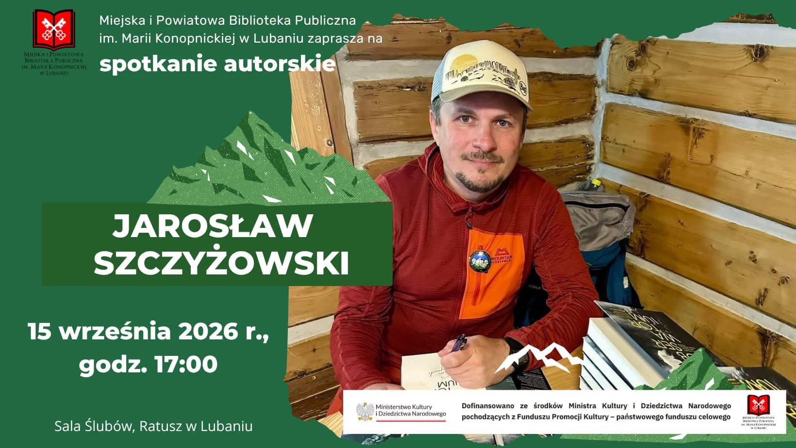 Autor Jarosław Szczyżowski siedzi w drewnianym pomieszczeniu na plakacie zapowiadającym spotkanie.