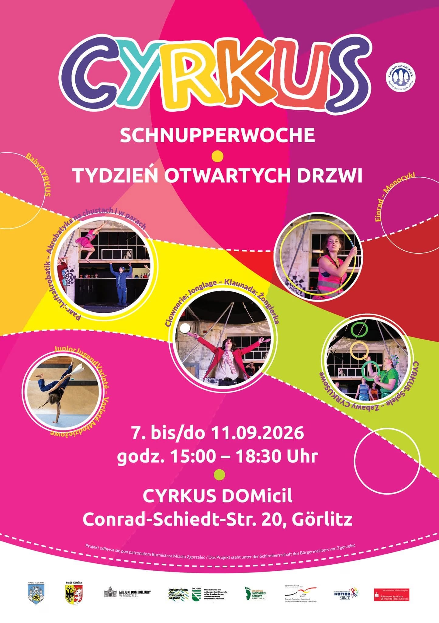 Kolorowy plakat zapraszający na tydzień otwarty w cyrku z okrągłymi zdjęciami występów na różowym tle.
