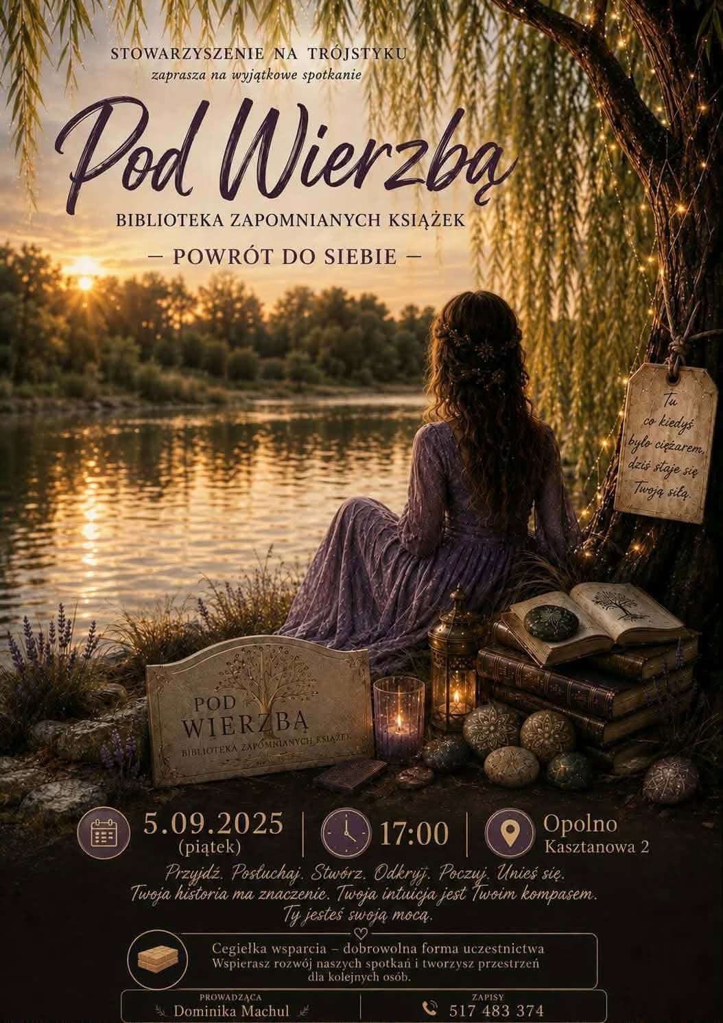 Kobieta siedzi nad rzeką pod wierzbą z książkami w blasku zachodzącego słońca.