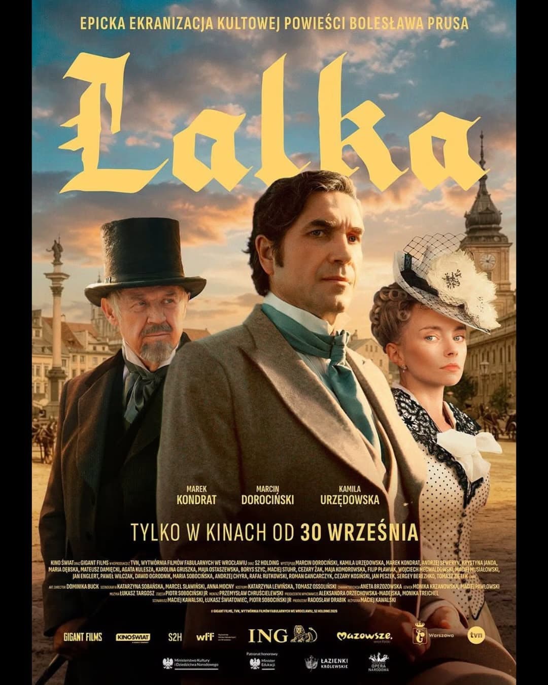 Trójka aktorów w strojach z XIX wieku stoi na historycznym rynku na plakacie filmowym.