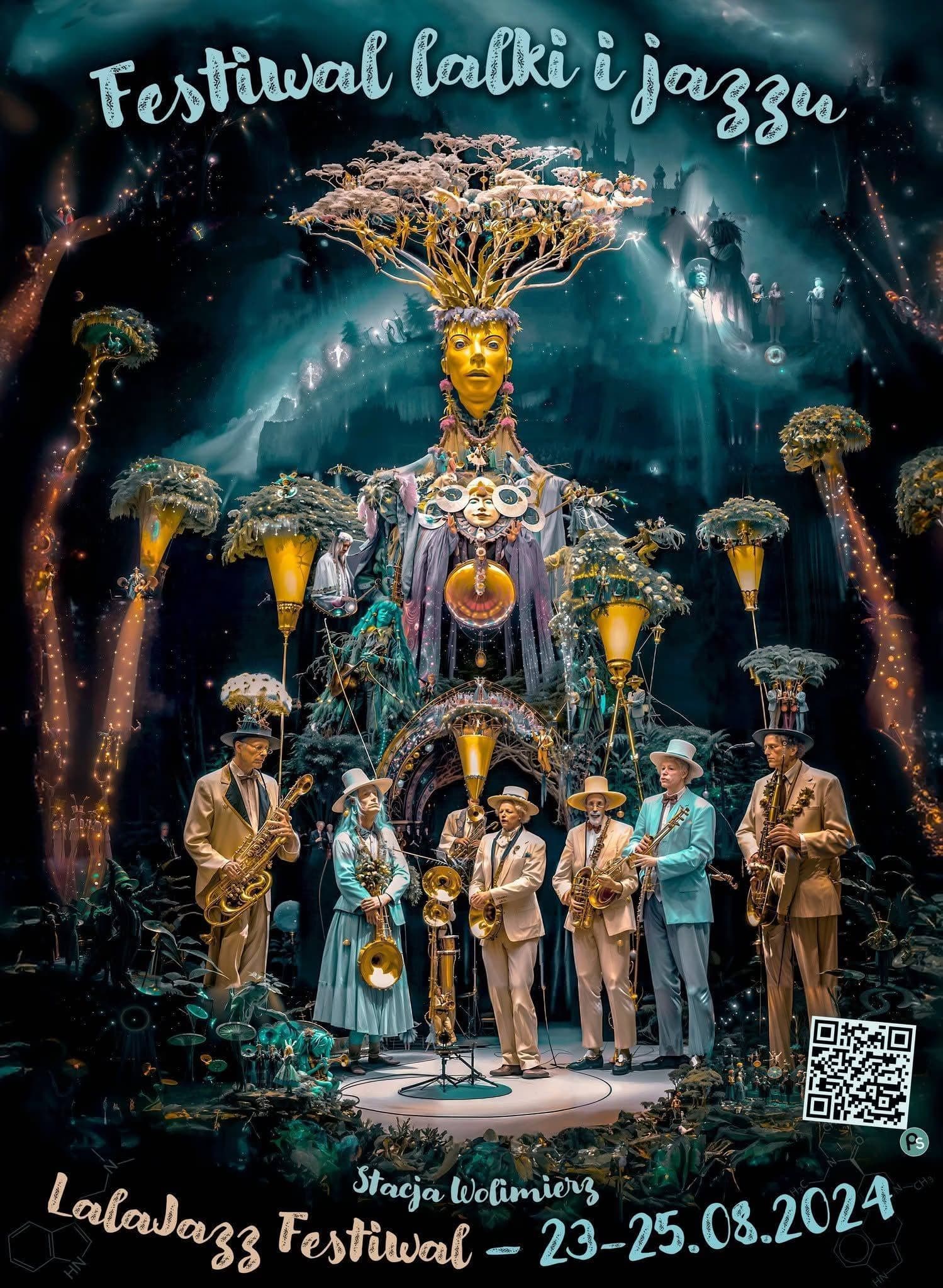 Zespół jazzowy występuje przed wielką surrealistyczną rzeźbą drzewa na festiwalu muzycznym.