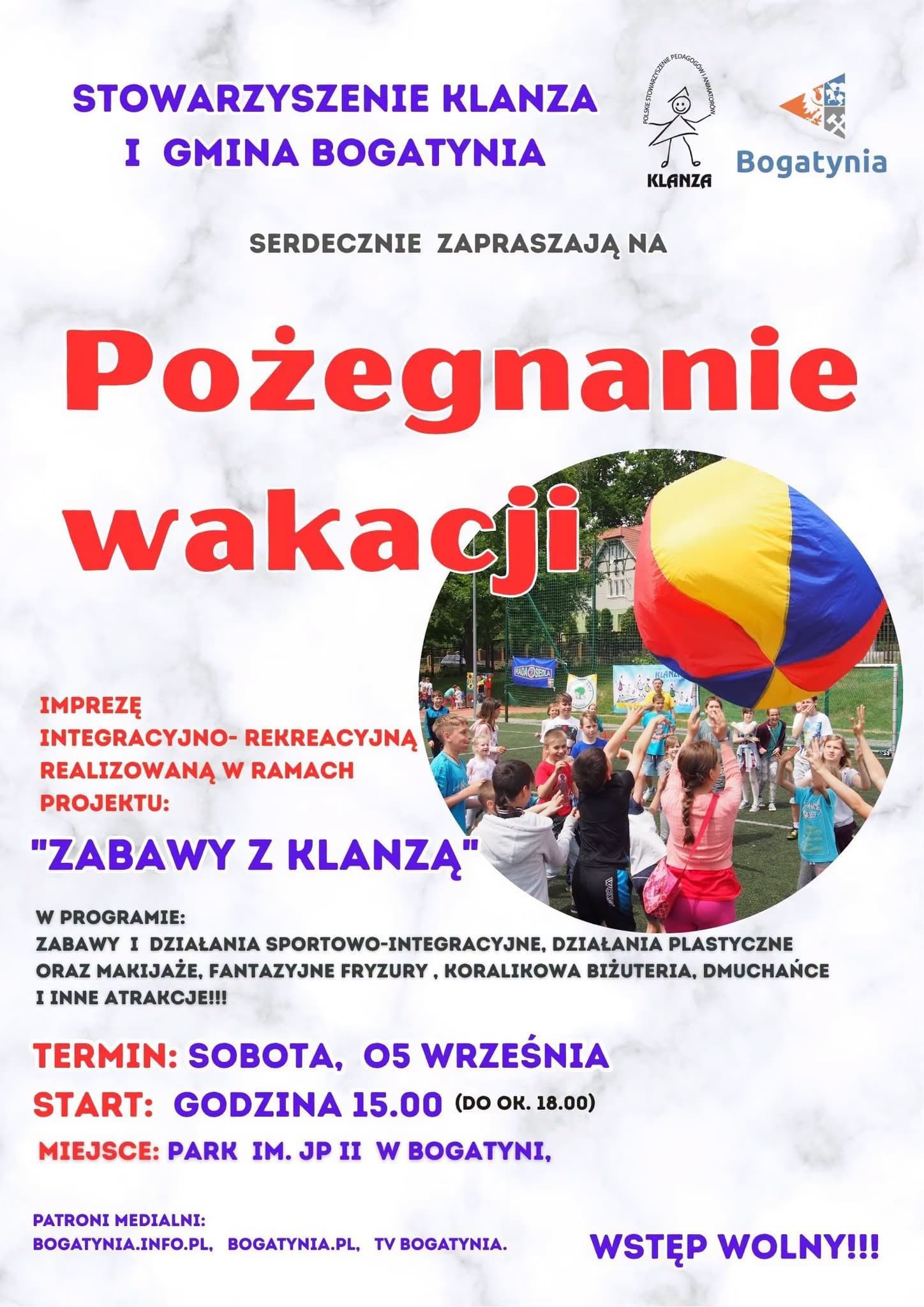 Plakat zapraszający na Pożegnanie wakacji ze zdjęciem dzieci bawiących się kolorową chustą animacyjną.