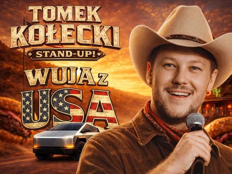 Muž v kovbojském klobouku drží mikrofon před plakátem na stand-up komediální show.
