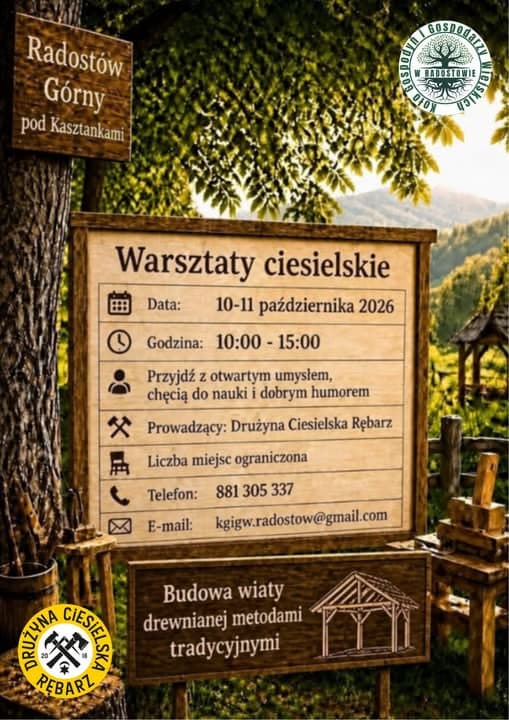 Dřevěná cedule v lesním prostředí láká na tesařské workshopy s informacemi o konání.