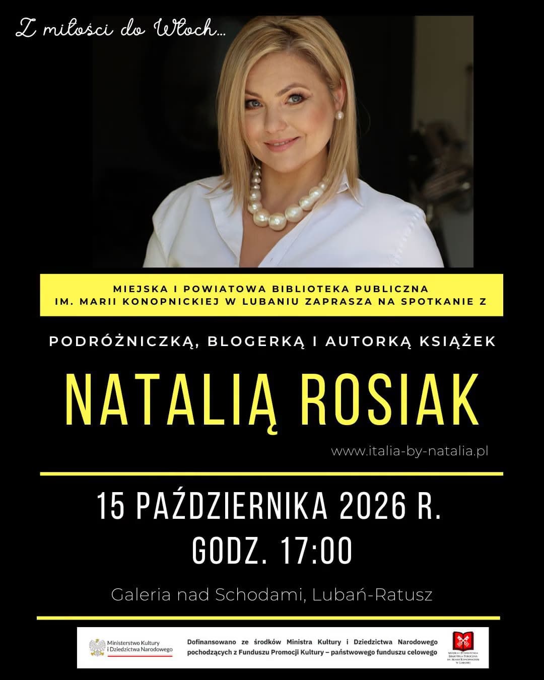 Porträt einer blonden Frau im weißen Hemd über Textdetails zu einer Veranstaltung mit Natalia Rosiak in Lubań.