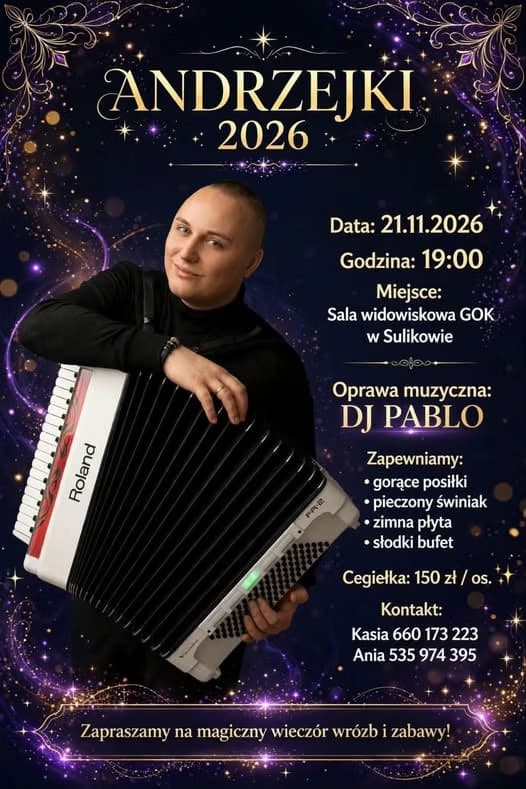Ein Mann hält ein Roland-Akkordeon vor einem Veranstaltungsplakat für Andrzejki 2026.