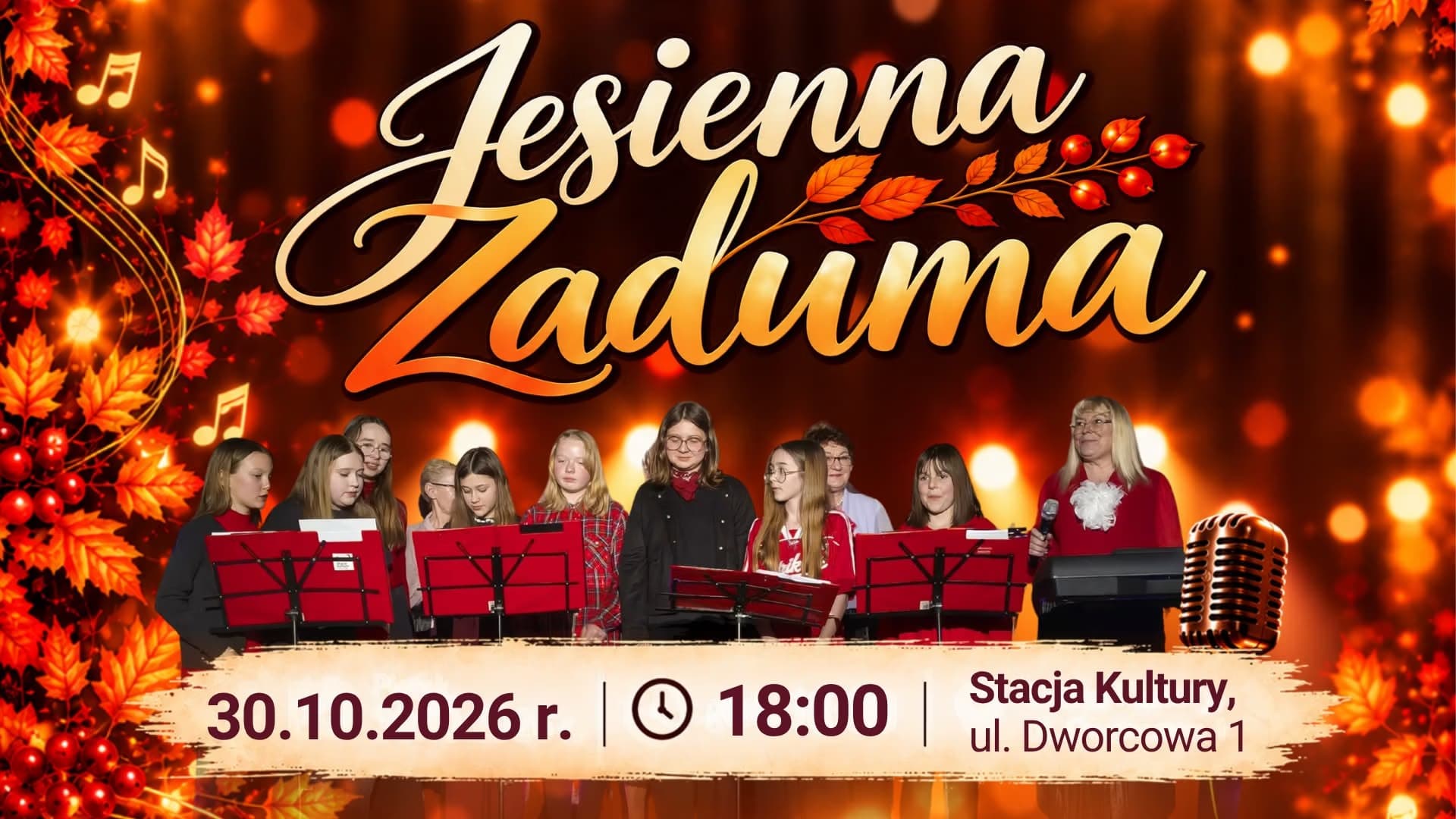 Chór stoi za pulpitami do nut pod banerem z tytułem na tle jesiennej scenerii ze światłami bokeh.