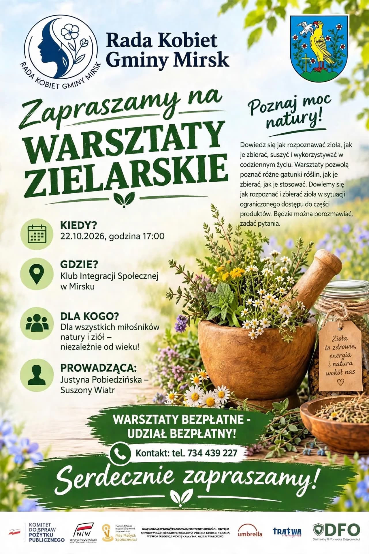 Plakat warsztatów zielarskich z drewnianym moździerzem pełnym ziół na tle łąki.