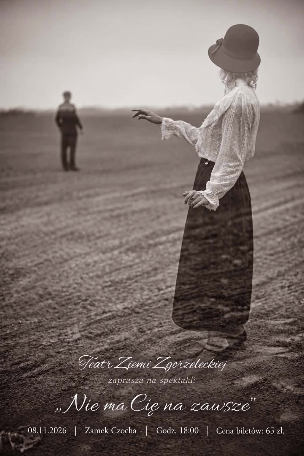 Eine Frau in historischer Kleidung steht auf einem Feld und streckt ihre Hand einem Mann entgegen.
