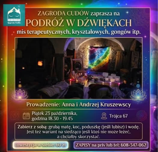 Plakat zapraszający na warsztaty kąpieli w dźwiękach mis i gongów w przyciemnionym pomieszczeniu.