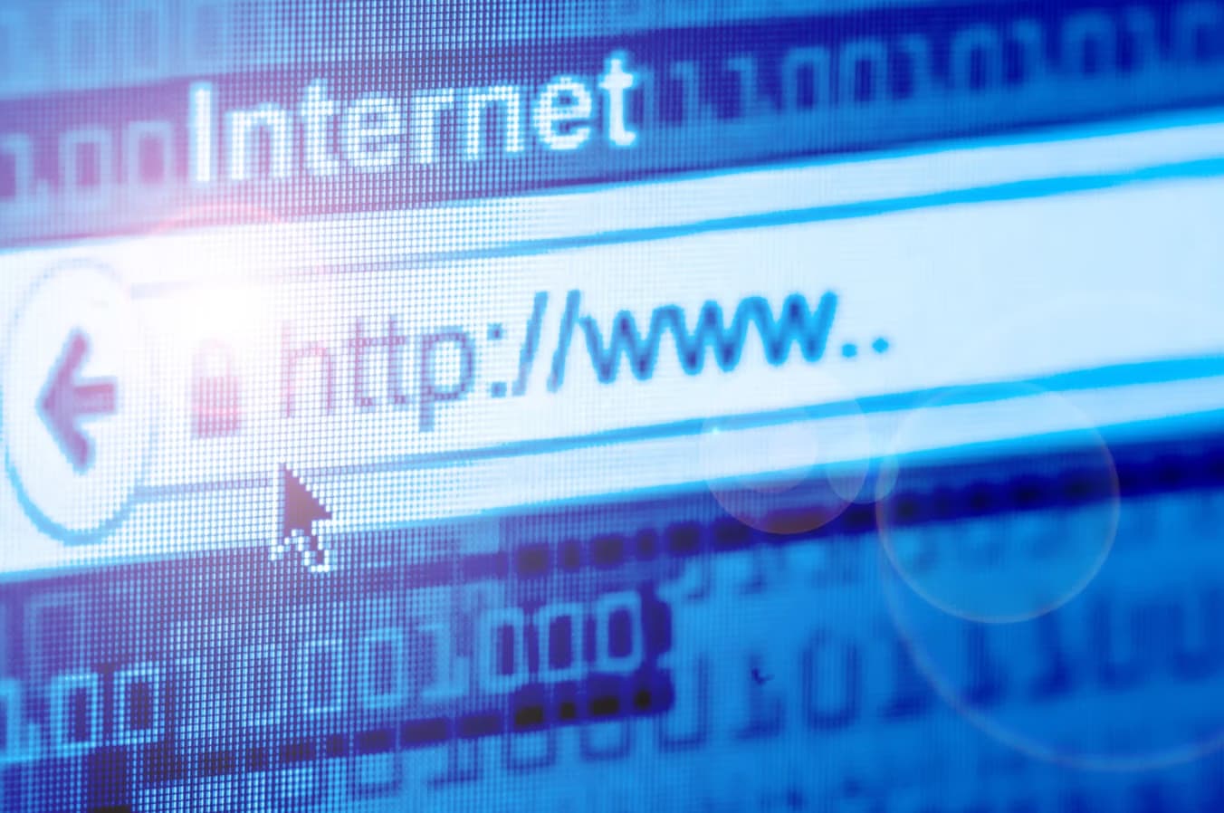 Nahaufnahme einer Adresszeile im Webbrowser vor einem Hintergrund mit Binärcode.