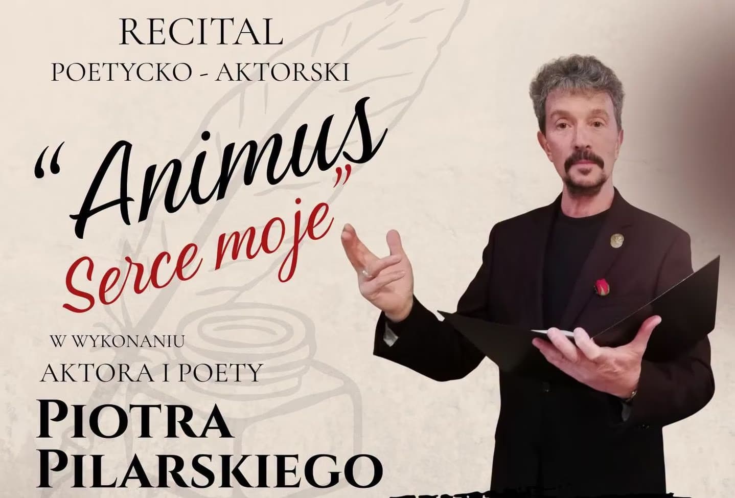 Mężczyzna w średnim wieku w ciemnym garniturze gestykuluje czytając z teczki na tle tekstu plakatu.