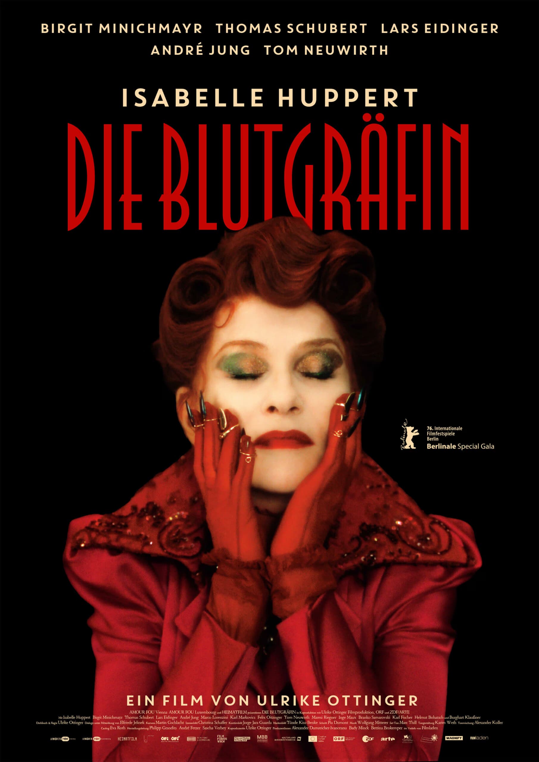 Isabelle Huppert in rotem Kleid und Handschuhen vor schwarzem Hintergrund, Filmtitel Die Blutgräfin.