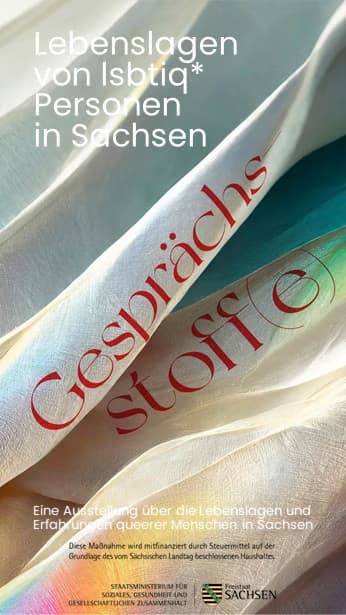 Abstraktes Hintergrundbild mit irisierenden Stoffwellen und Text zu einer Ausstellung über queeres Leben in Sachsen.