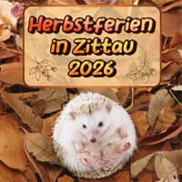 Bílý ježek sedí na hnědém podzimním listí pod nápisem zvoucím na prázdniny v Žitavě.