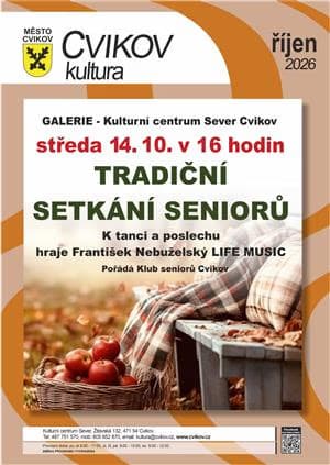 Pozvánka na setkání seniorů v Cvikově s fotografií košíku jablek na lavičce v podzimní přírodě.