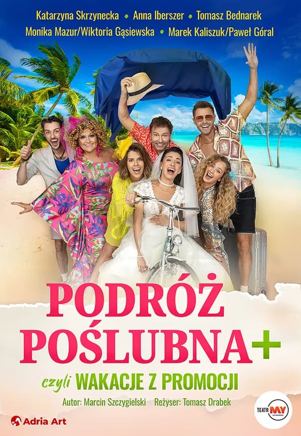 Mehrere lächelnde Schauspieler in farbenfroher Urlaubskleidung posieren mit einer Braut am tropischen Strand.