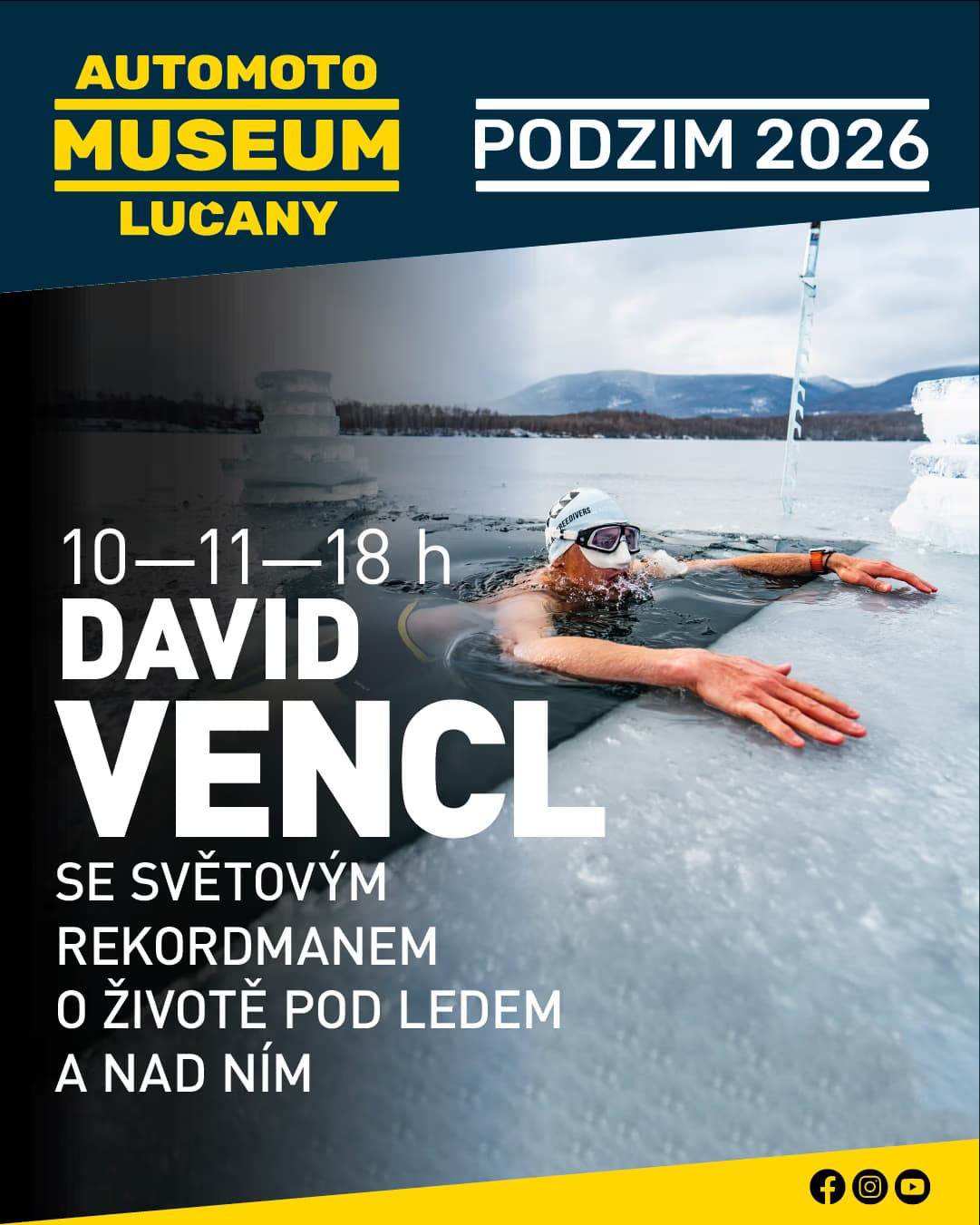 Plavec v čepici a brýlích se vynořuje z otvoru v zamrzlém ledovém jezeře.