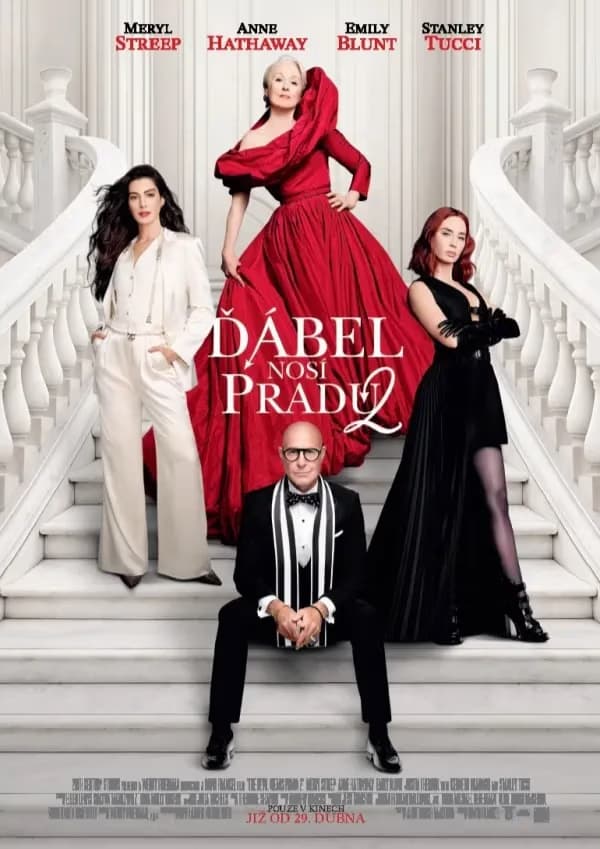 Vier Schauspieler posieren auf einer weißen Treppe für den Film Der Teufel trägt Prada.