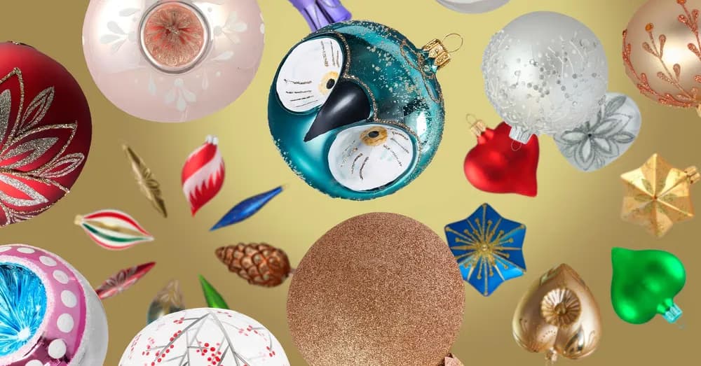 Verschiedene bunte Weihnachtskugeln und Anhänger auf einem schlichten goldfarbenen Hintergrund.