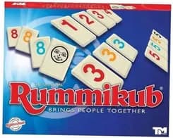 Okładka gry planszowej Rummikub przedstawia ponumerowane kafelki na niebieskim tle.