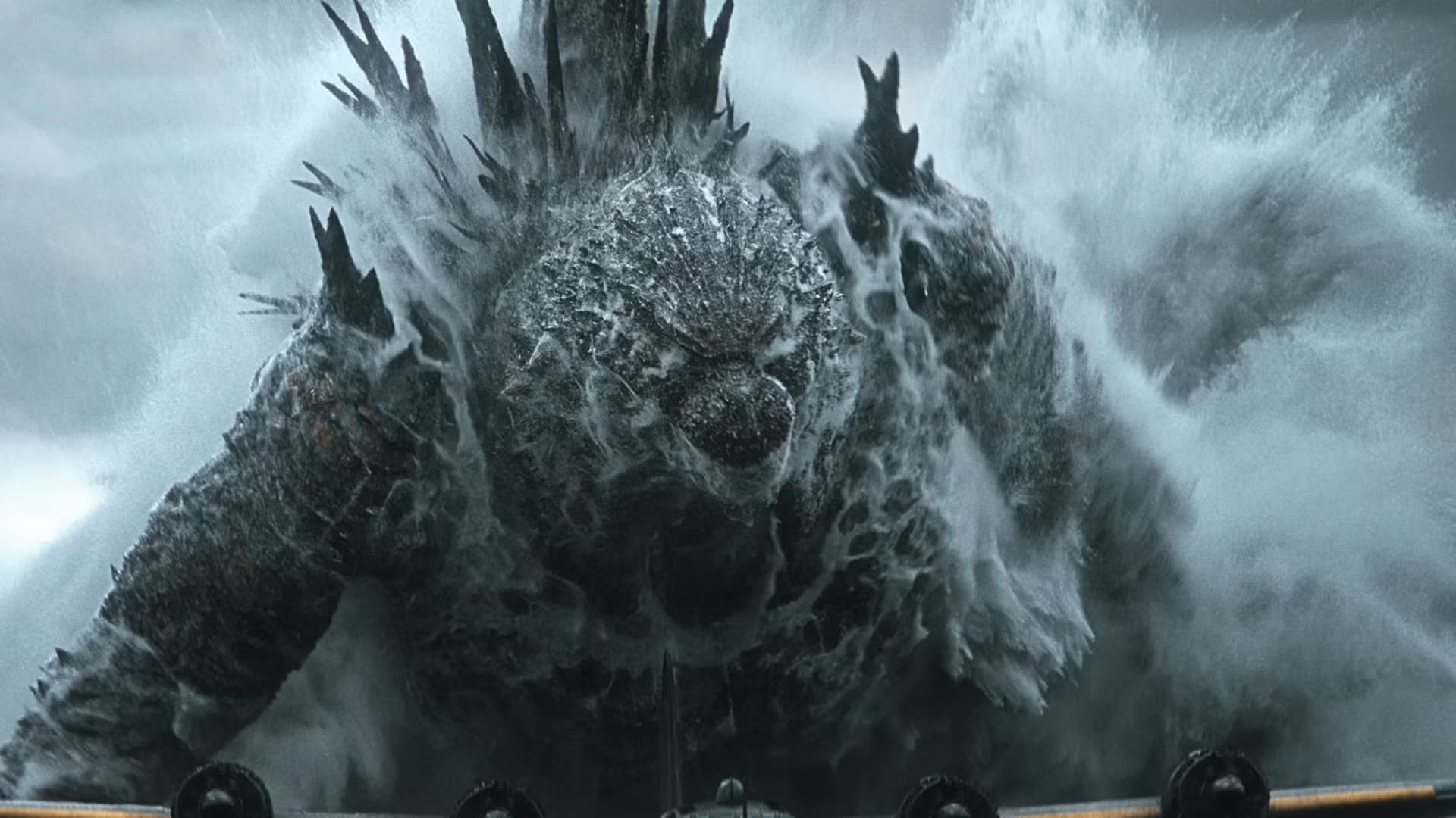 Godzilla taucht inmitten einer massiven Wasserfontäne aus dem Ozean auf.
