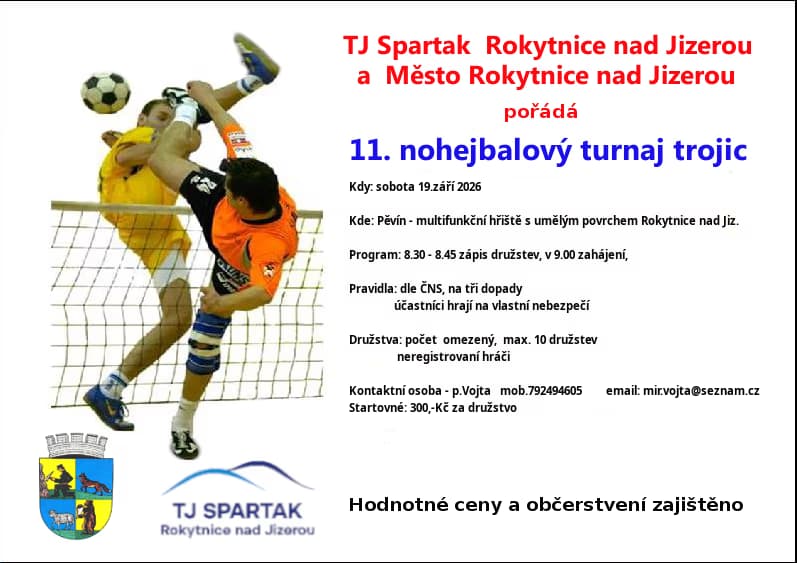 Dva sportovci při výskoku a smeči na nohejbalovém turnaji v Rokytnici nad Jizerou.