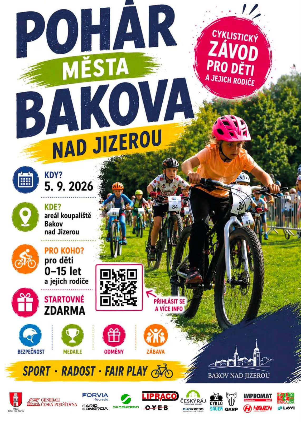 Dzieci i rodzice biorą udział w wyścigu rowerowym na terenie kąpieliska w Bakov nad Jizerou.