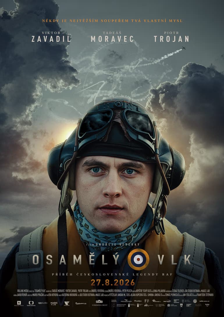 Filmový plakát zobrazuje pilota ve výstroji na pozadí dramatické oblohy s mraky.