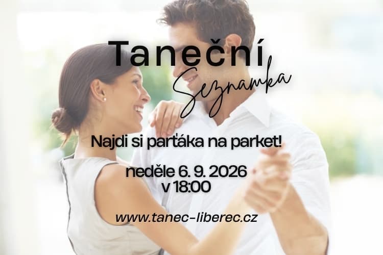 Usmívající se pár se drží za ruce a tančí v prosvětleném interiéru.
