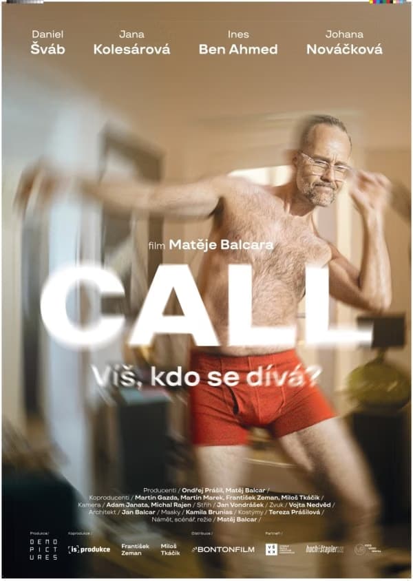 Poloobnažený muž v červených trenkách tančí v místnosti na plakátu k filmu.