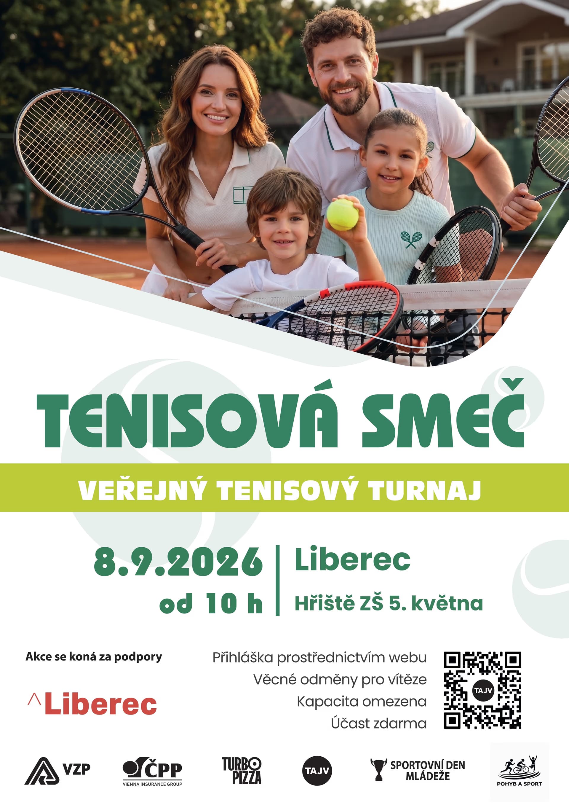 Szczęśliwa rodzina z rakietami tenisowymi na korcie promuje publiczny turniej tenisowy.