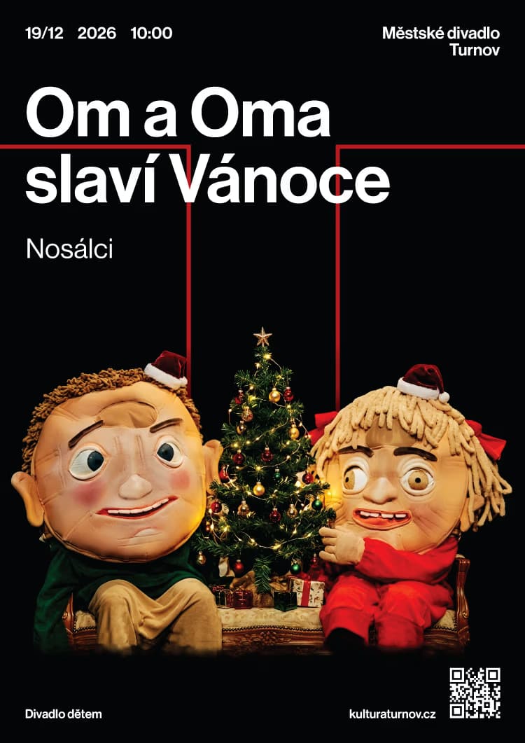 Dwie lalkowe postacie w czapkach Mikołaja siedzą na ławce z choinką na czarnym tle.